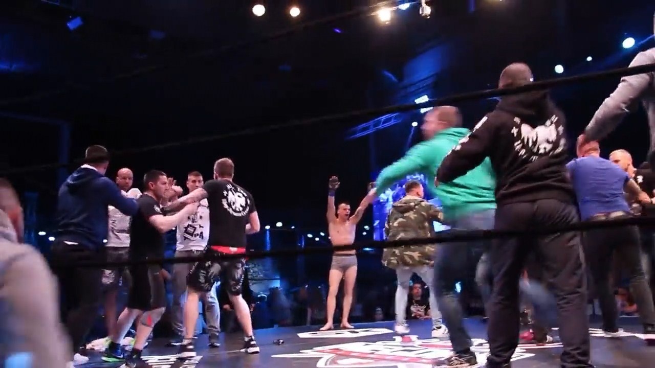 Au da no ra sau cu da gay tranh cai tai mot su kien MMA o Serbia hinh anh