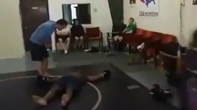 Ke thach dau kieu ngao bi knock-out chong vanh hinh anh