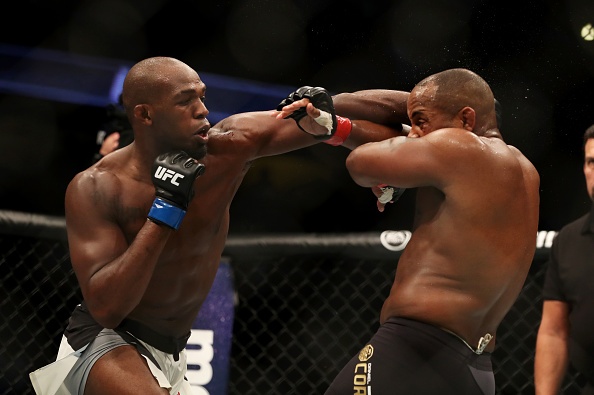 Tran dau nhieu cam xuc giua Daniel Cormier va Jon Jones tai UFC 214 hinh anh