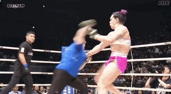 Trận đấu MMA kết thúc đòn chọc mắt ảnh 1 Tran dau MMA ket thuc don choc mat anh 1