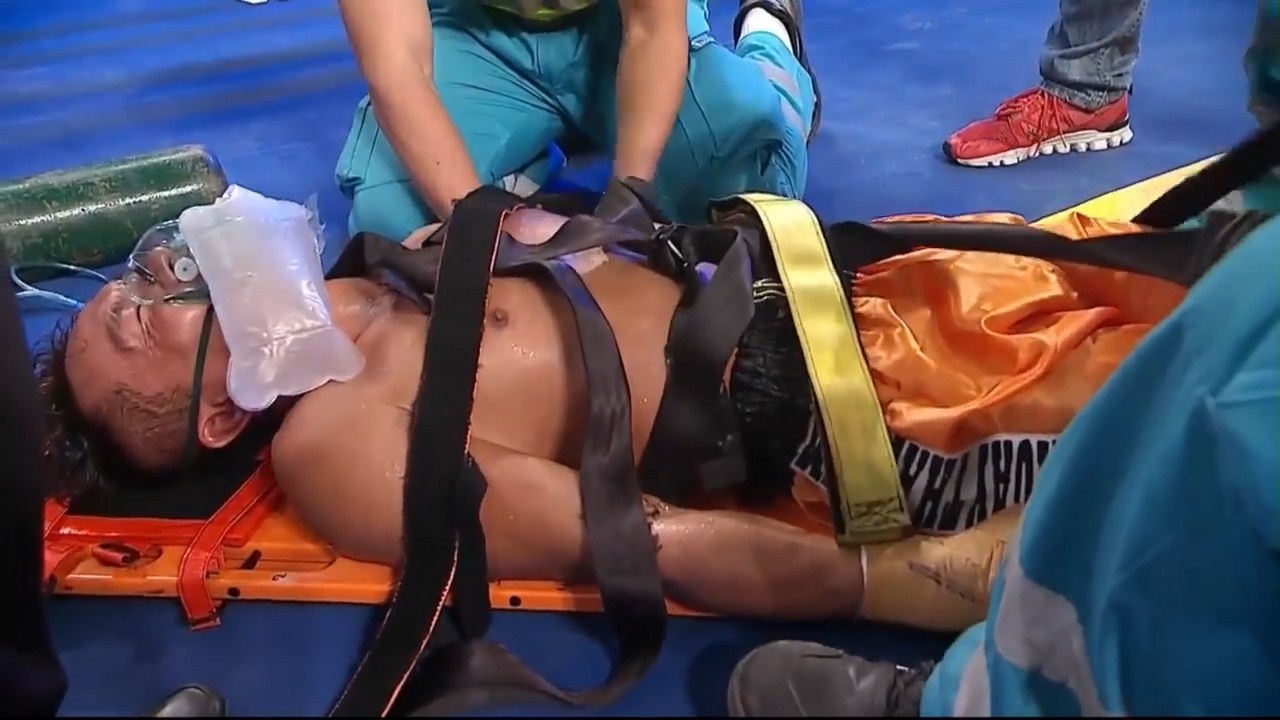 Thach thuc doi thu, vo si Thai Lan bi dam knock-out phai nhap vien hinh anh