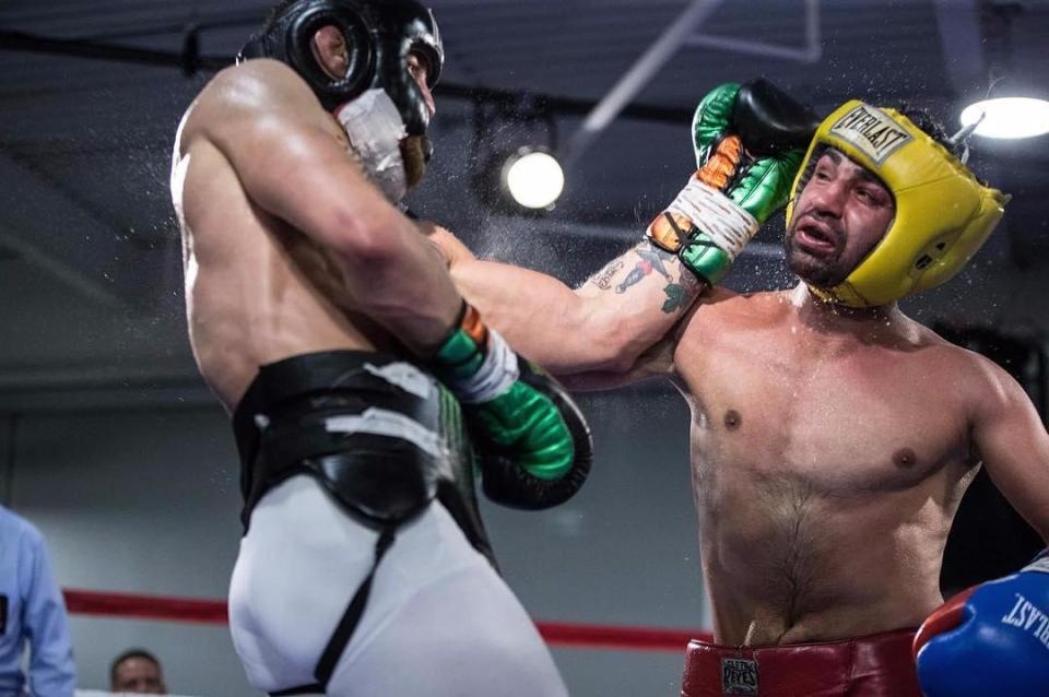 Conor McGregor knock-out Paulie Malignaggi trong buoi dau tap hinh anh