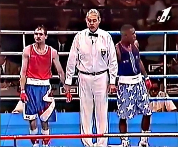 Khoanh khac trong tai cong bo nham ket qua tran Mayweather vs Todorov hinh anh