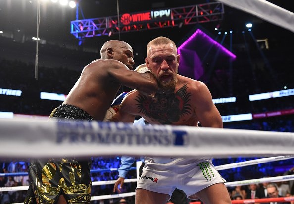 McGregor to trong tai cham diem thien vi Mayweather hinh anh