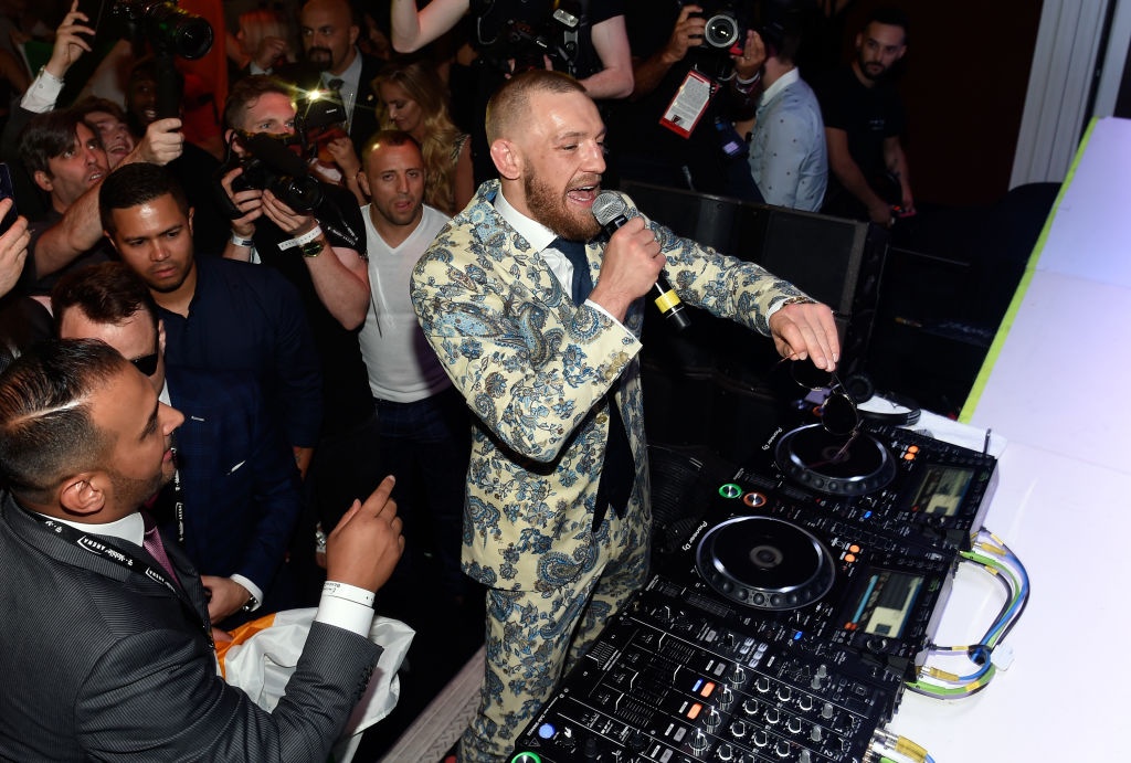 Khong khi soi dong tai bua tiec cua Conor McGregor hinh anh