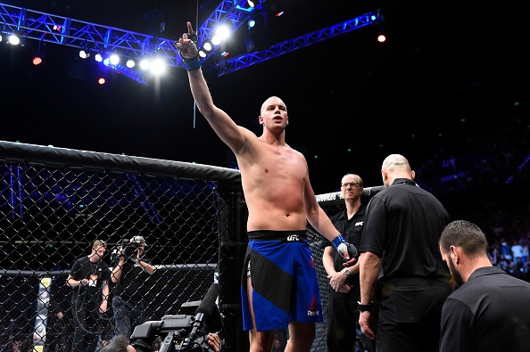 UFC FN 115: Ga khong lo 2m13 thua tran anh 2