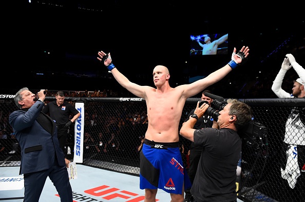 UFC FN 115: Vo si cao nhat UFC bi dam guc sau 3 hiep hinh anh