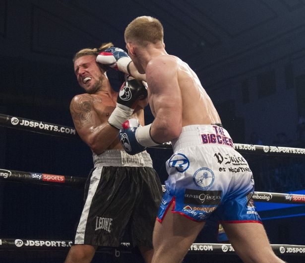 Tay dam bi xu thua vi day trong tai hinh anh