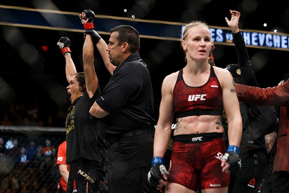 UFC 215: Nu vo si xinh dep thua tran vi kem doi thu mot diem hinh anh