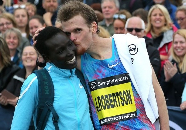 Man cau hon lang man cua hai VDV o giai ban marathon lon nhat the gioi hinh anh