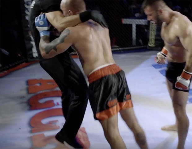 Vo si tan cong trong tai vi khong dong y voi quyet dinh dung tran dau hinh anh