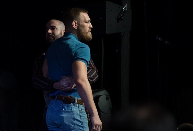 Conor McGregor bi kien vi vu ‘chai nuoc bay’ hinh anh