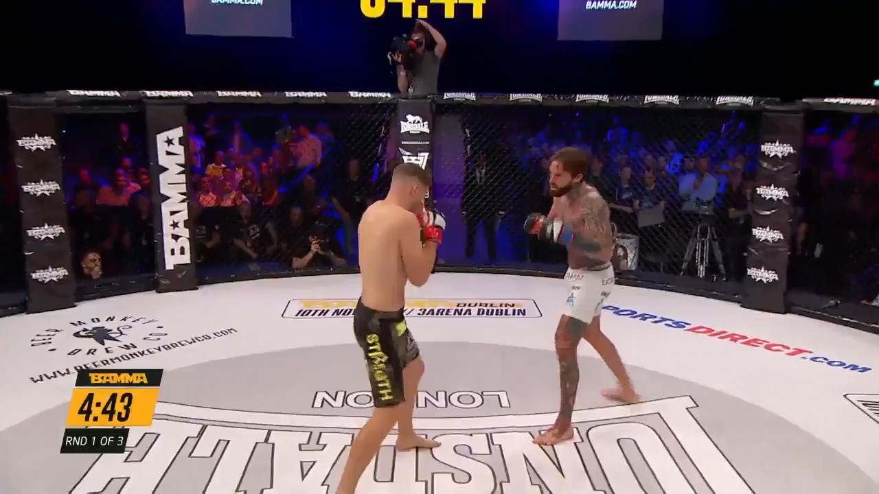 Chien thang trong 30 giay cua ngoi sao truyen hinh Anh khi thi dau MMA hinh anh