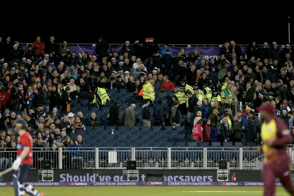 Sàn bị sập khiến 3 khán giả bị thương ảnh 4 San bi sap khien 3 khan gia bi thuong anh 4