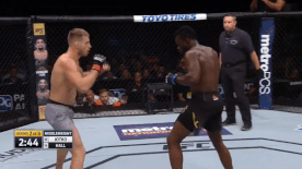 Vo si UFC van chien thang bang knock-out du bi dam guc va siet co hinh anh