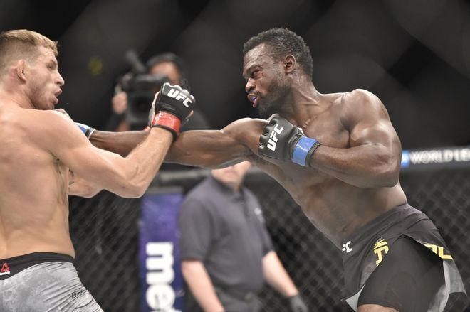 Vo si UFC chien thang du bi doi thu knock-out hinh anh