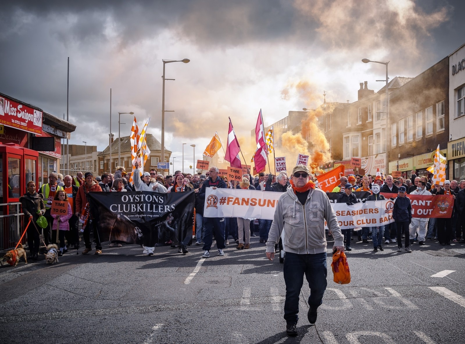 Blackpool va cau chuyen ve mot ong chu bong da toi te hinh anh