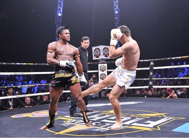 'Thanh Muay Thai' Buakaw ha doi thu chau Au, thang tran thu 301 hinh anh