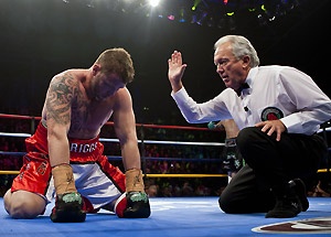 Tay dam bi knock-out kho hieu hinh anh