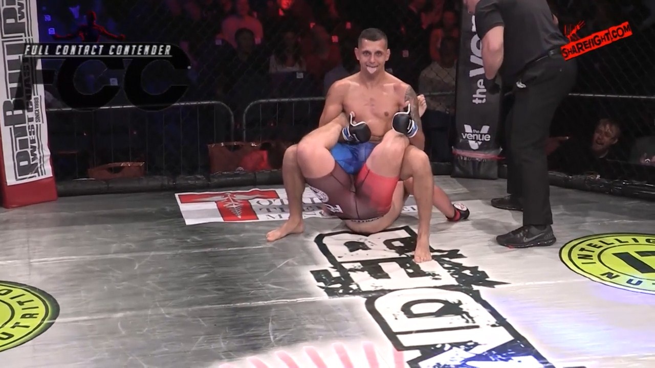 Don khoa WWE lan dau duoc su dung tai MMA hinh anh