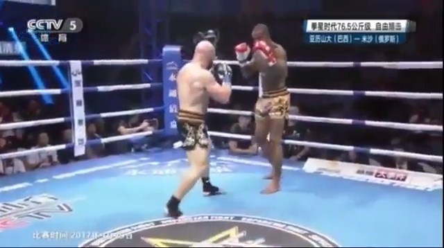 Vo si Brazil gianh chien thang gay tranh cai hinh anh