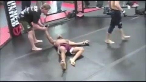 Nha cuu vo dich UFC danh bai 