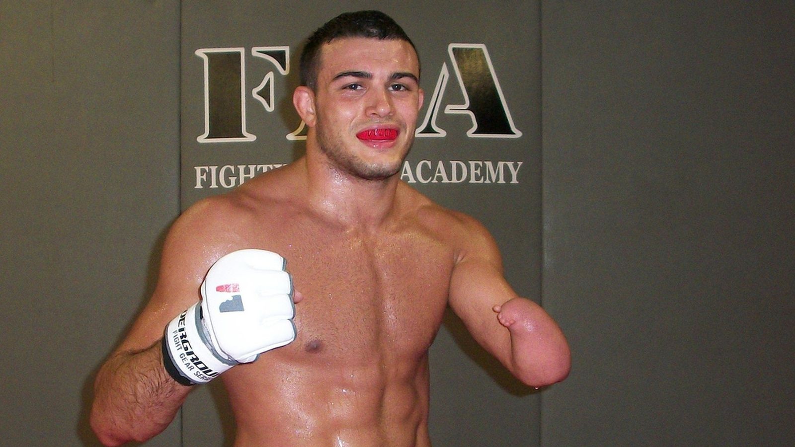 Võ sĩ bị knock-out sau 9 giây ảnh 1 Vo si bi knock-out sau 9 giay anh 1