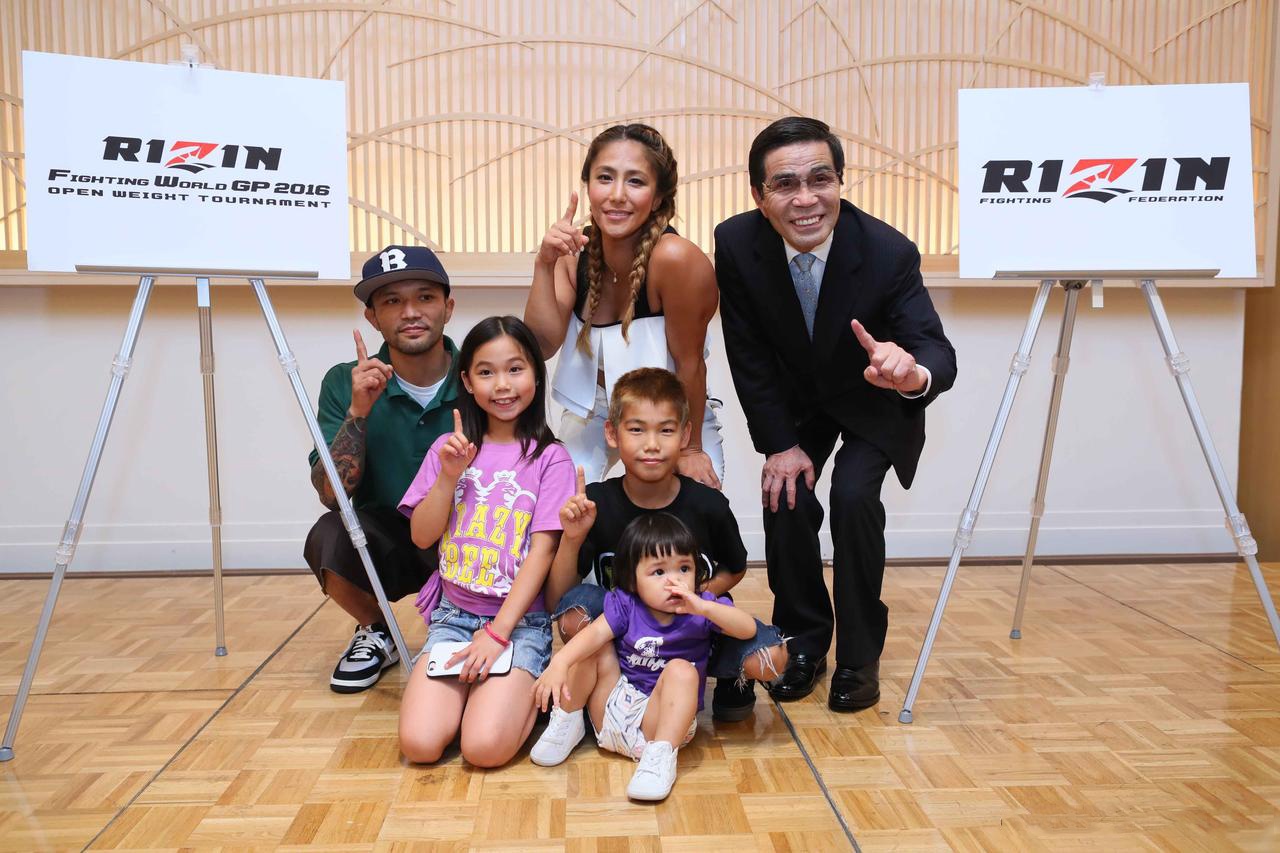 Su kien hy huu tai MMA: Hai me con cung tham du mot giai dau hinh anh