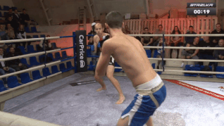 MMA o Nga: Thang loi bat ngo cua vo si co 'the danh bo ngua' hinh anh