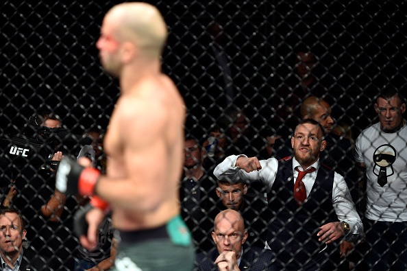 McGregor phat ngon gay soc,  lam tran dau bi gian doan anh 4