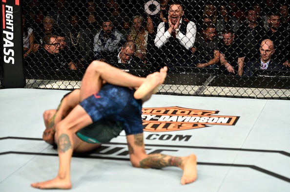 McGregor phat ngon gay soc,  lam tran dau bi gian doan anh 2