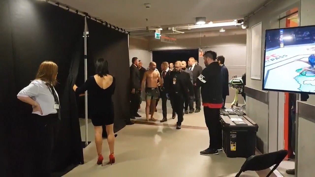 McGregor phat ngon gay soc,  lam tran dau bi gian doan anh 9