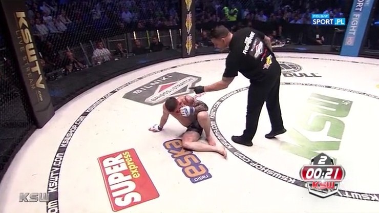 Tran dau ket thuc vi don choc mat pham luat hinh anh