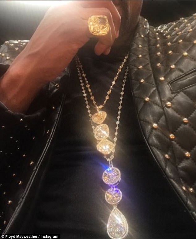 Floyd Mayweather khoe trang suc 'doc' anh 4