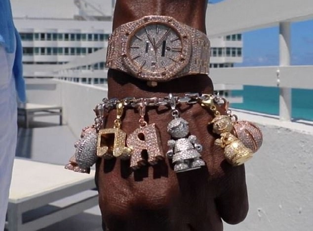 Mayweather khoe trang suc 'doc' trong lan tro lai hinh anh