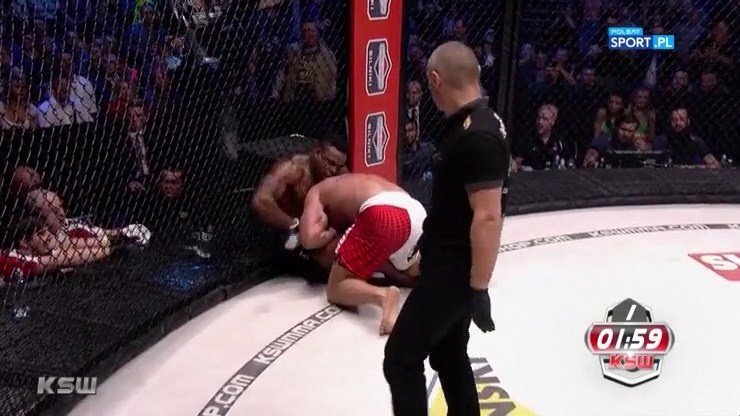 Nguoi khoe nhat hanh tinh danh bai cuu vo si UFC hinh anh