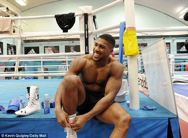 Anthony Joshua tap luyen tich cuc cho tran so gang cung Carlos Takam hinh anh