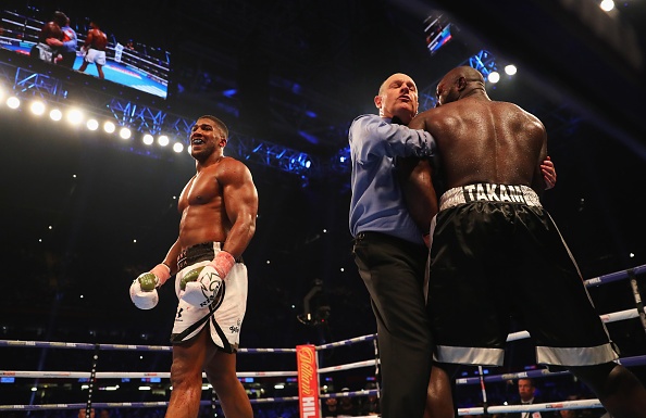 Quyet dinh dung gay tranh cai trong tran dau giua Joshua va Takam hinh anh