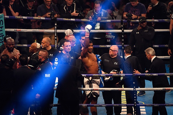 Joshua danh bai Takam bang quyet dinh dung tran dau gay tranh cai hinh anh