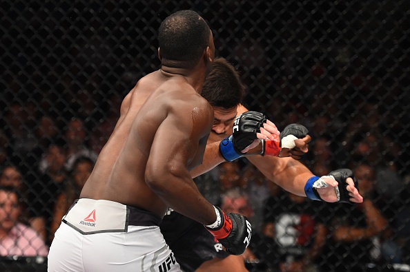 UFC FN 119: Nha vo dich bi dam guc anh 6