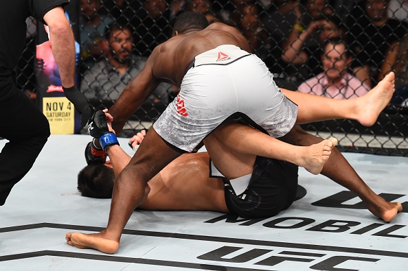 Nha cuu vo dich UFC de thua chong vanh doi thu ngay tai hiep 1 hinh anh