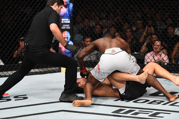 UFC FN 119: Nha vo dich bi dam guc anh 7