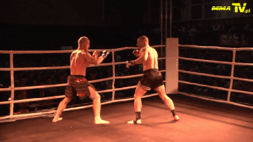 Su kien MMA o Ba Lan: Hai vo si cung luc nga guc vi don huc dau hinh anh