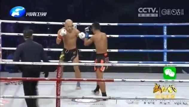 Nhat Long lep ve hoan toan truoc kickboxer so 1 the gioi hinh anh