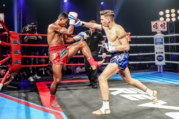 Trọng tài bị hất khỏi sàn đấu ảnh 1 Trong tai bi hat khoi san dau anh 1