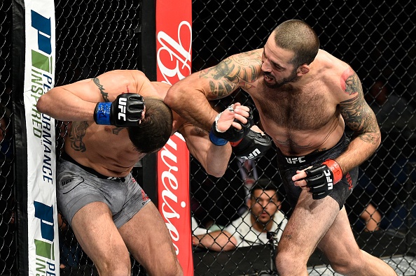 UFC FC 120: Brown knock-out đối thủ bằng đòn chỏ ảnh 6 UFC FC 120: Brown knock-out doi thu bang don cho anh 6