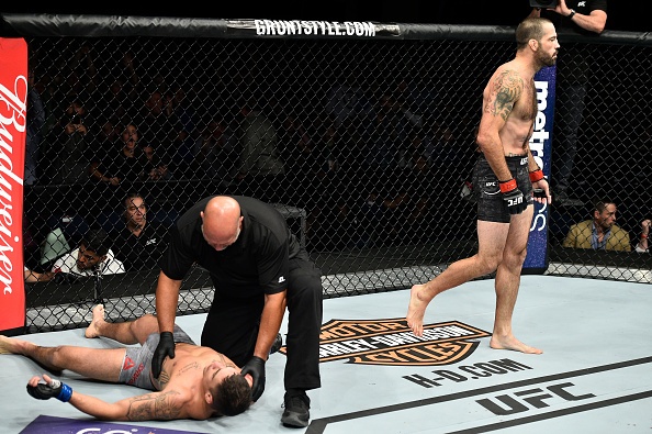 UFC FC 120: Brown knock-out đối thủ bằng đòn chỏ ảnh 7 UFC FC 120: Brown knock-out doi thu bang don cho anh 7