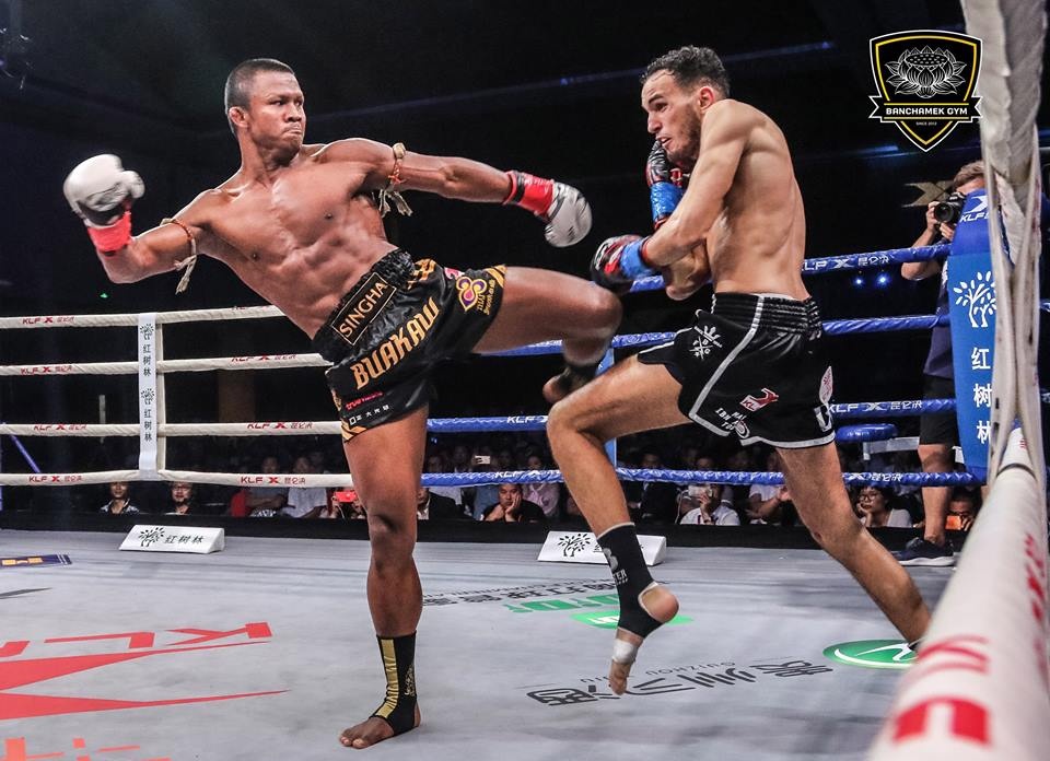 Buakaw chien thang thuyet phuc tai Trung Quoc hinh anh