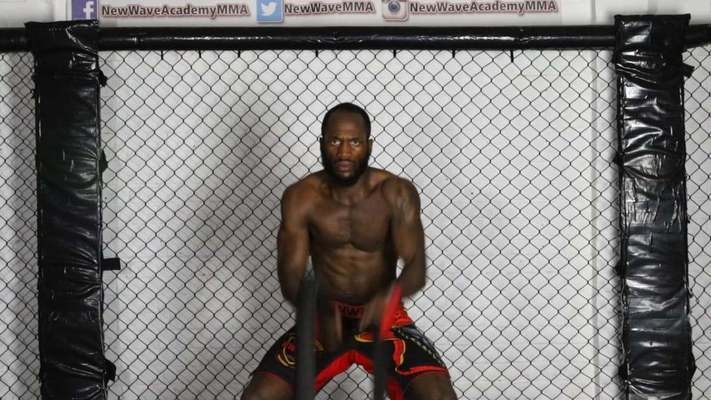 Vo si su dung don khoa goi khien doi thu dau don hinh anh