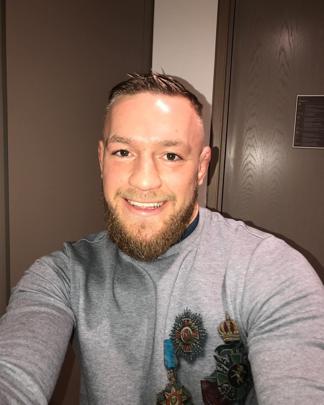 McGregor phai xin loi anh 1